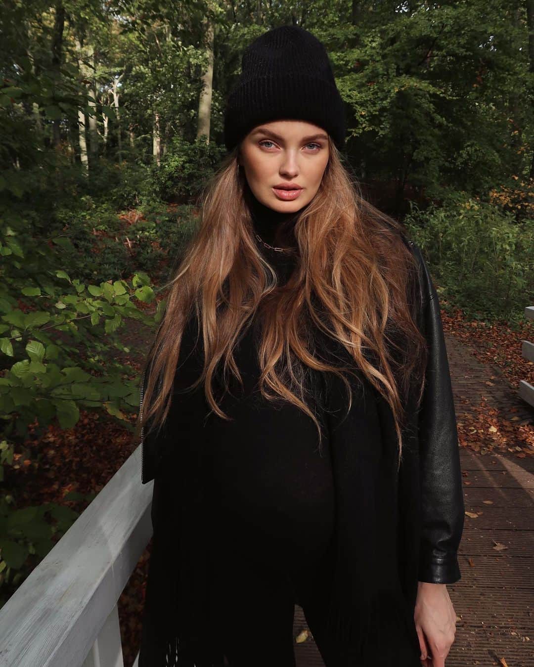 ロミー・ストリドのインスタグラム：「Early morning walk 🍂」