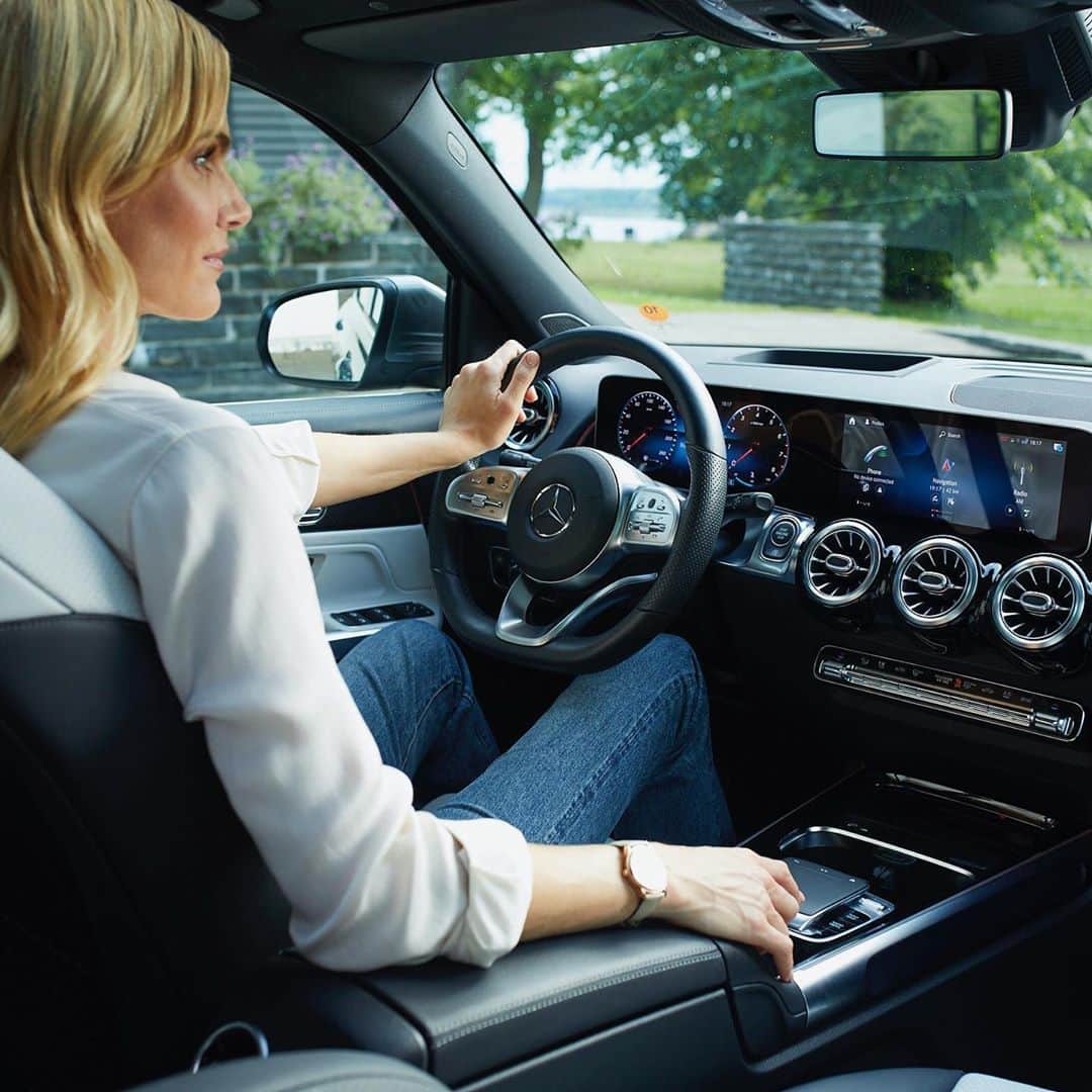 メルセデス・ベンツさんのインスタグラム写真 - (メルセデス・ベンツInstagram)「Sit back and get ahead. Enjoy exceptional comfort with the Mercedes-Benz GLB and the chic Mercedes-Benz women's watch classic. Get yours by clicking on the shopping tag. #MercedesBenz #GLB」10月29日 23時56分 - mercedesbenz