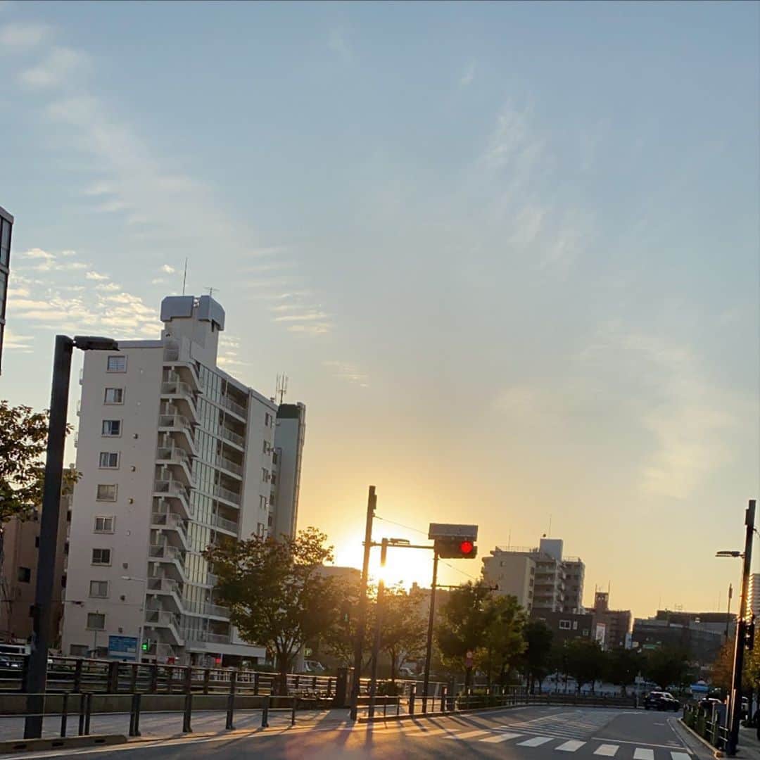 Fushimi natsukiさんのインスタグラム写真 - (Fushimi natsukiInstagram)「綺麗な夕陽〜〜　🌆  秋になって、冬にを迎える前の夕焼けは力強くてパワーもらえる。 夏の夕焼けも好きだけど 日照り時間が短い秋冬の方が　 一生懸命、一瞬でもう夜になるよ！って言ってる気がして力強く感じる。  いつから空や太陽をこんなに撮ったり、見たりするよーになったんかなぁ🌆 何があっても朝が来てまた一日が始まるんだぁ〜〜〜！  落ち着いたら海外行ってのんびりしたいなぁ🌺🗽  　 久しぶりの語りpost 📝」10月29日 23時58分 - fusshan