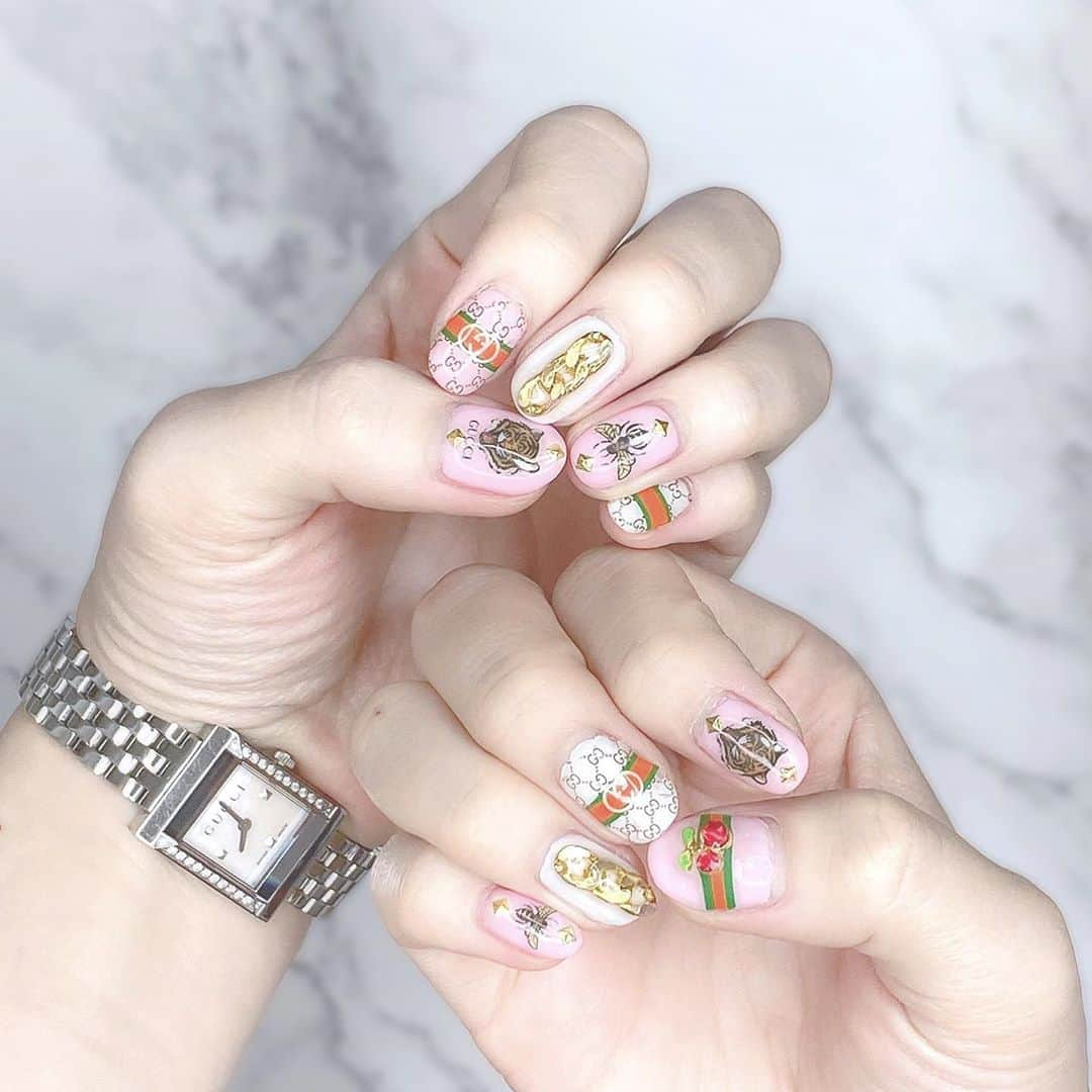 りなたろすさんのインスタグラム写真 - (りなたろすInstagram)「﻿ ﻿ むっちゃ気に入った﻿ GUCCIネイル💅🏻💕✨﻿ ﻿ やぱ1本ずつバランスみながら﻿ デザインキメるのがかわいい💛🌷💭﻿ ﻿ ﻿ ﻿ ﻿ ﻿ ﻿ ﻿ ﻿ ﻿ ﻿ #セルフネイル #セルフジェルネイル #ジェルネイル #ジェルネイルデザイン #ネイルデザイン #ネイルアート #GUCCIネイル #guccinails」10月29日 23時58分 - 1103r_h