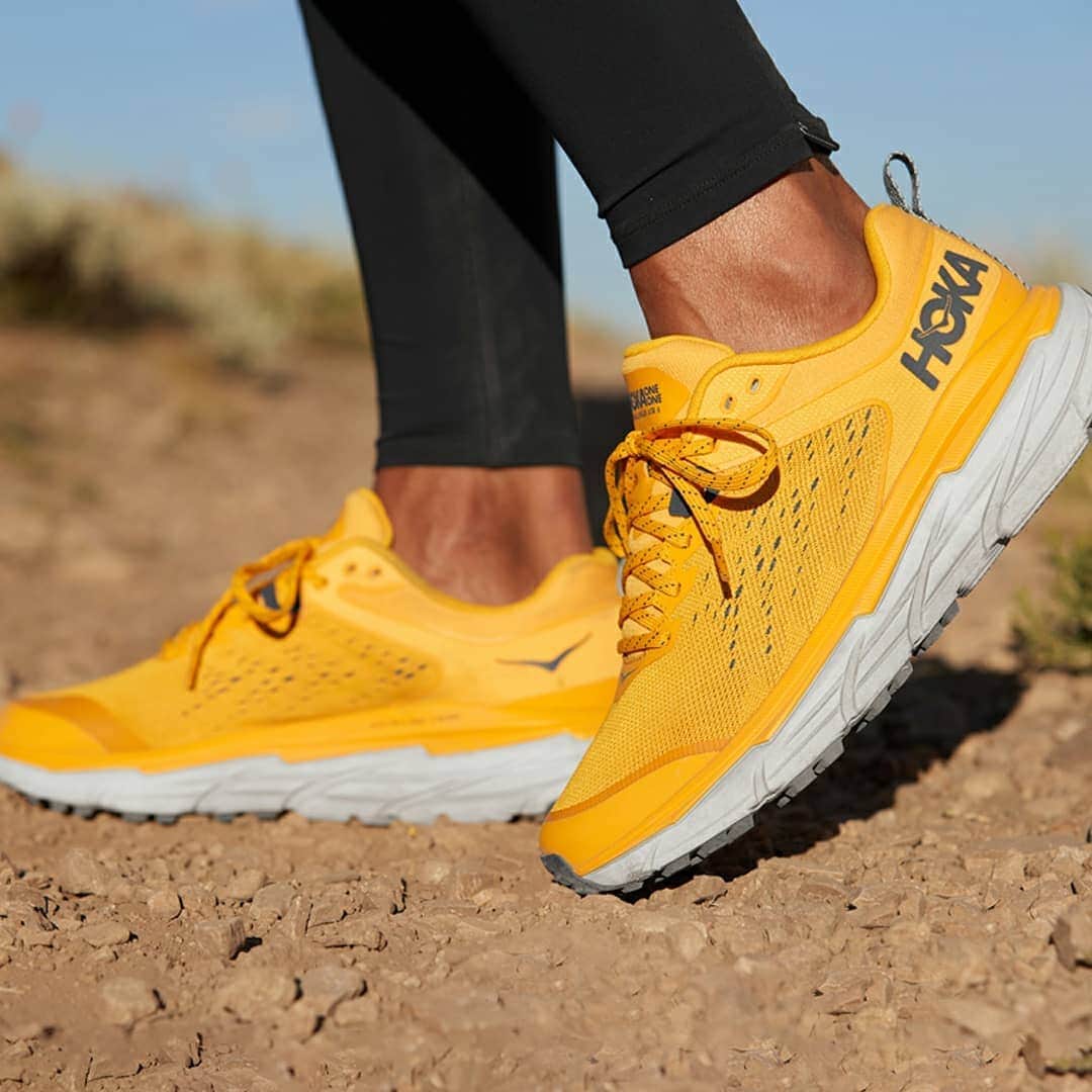 ホカオネオネのインスタグラム：「Tackle trails and roads with the updated Challenger ATR 6.   This trail runner features a strategic lug pattern for smooth transitions and a soft ride, and is also available in waterproof GORE-TEX.   This all-terrain shoe lets you run your best in every season, on every terrain. Available 11/1. #TimeToFly」
