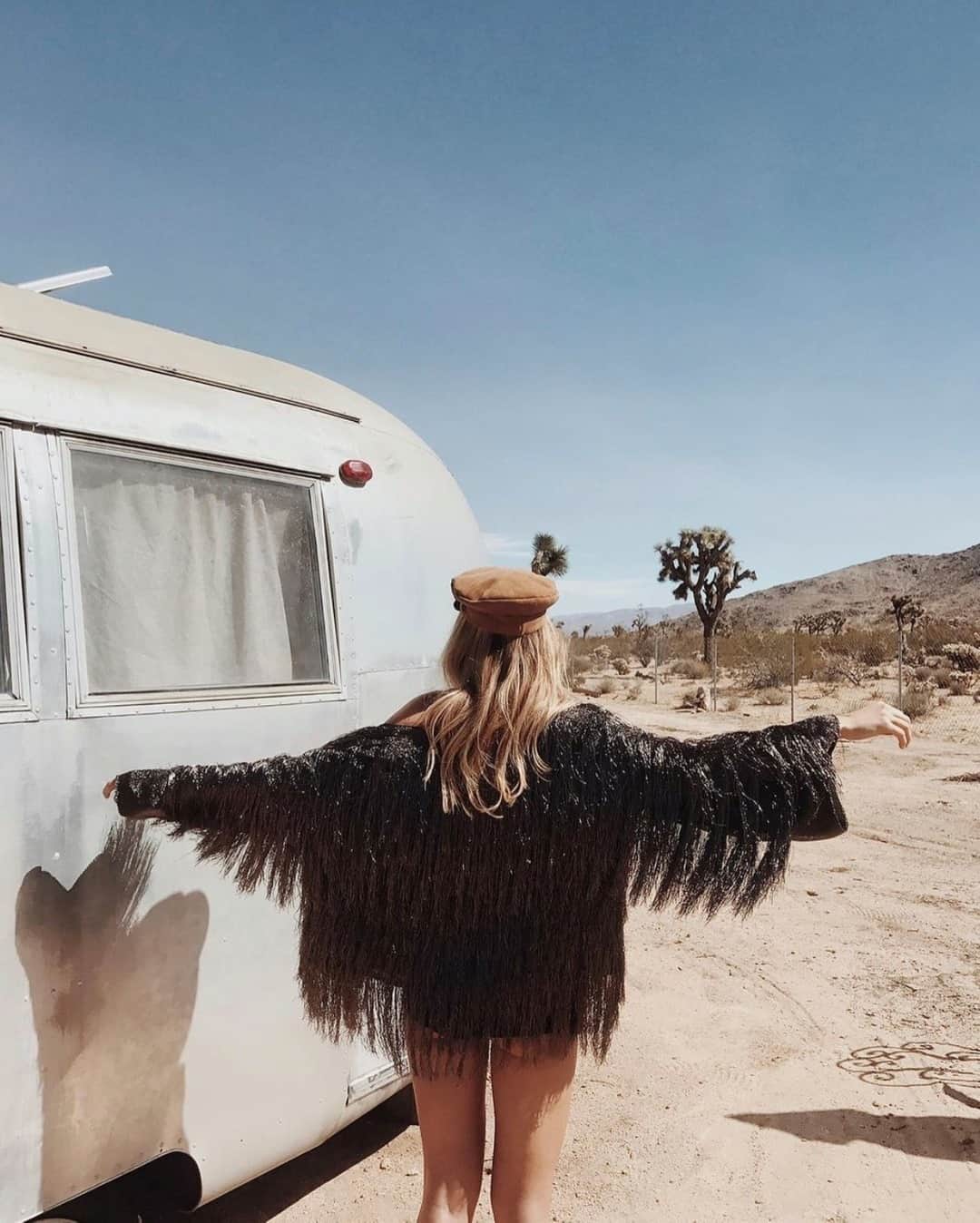 チェイサーのインスタグラム：「dreaming of frolicking in the desert wearing this fringe jacket🖤⚡️ @karlycakesss @minamarlena @livingwest_collective style#:CW6936-GUNM #chaserbrand #joshuatree #fringejacket #desertdays #shaggyjacket #fringecoat」