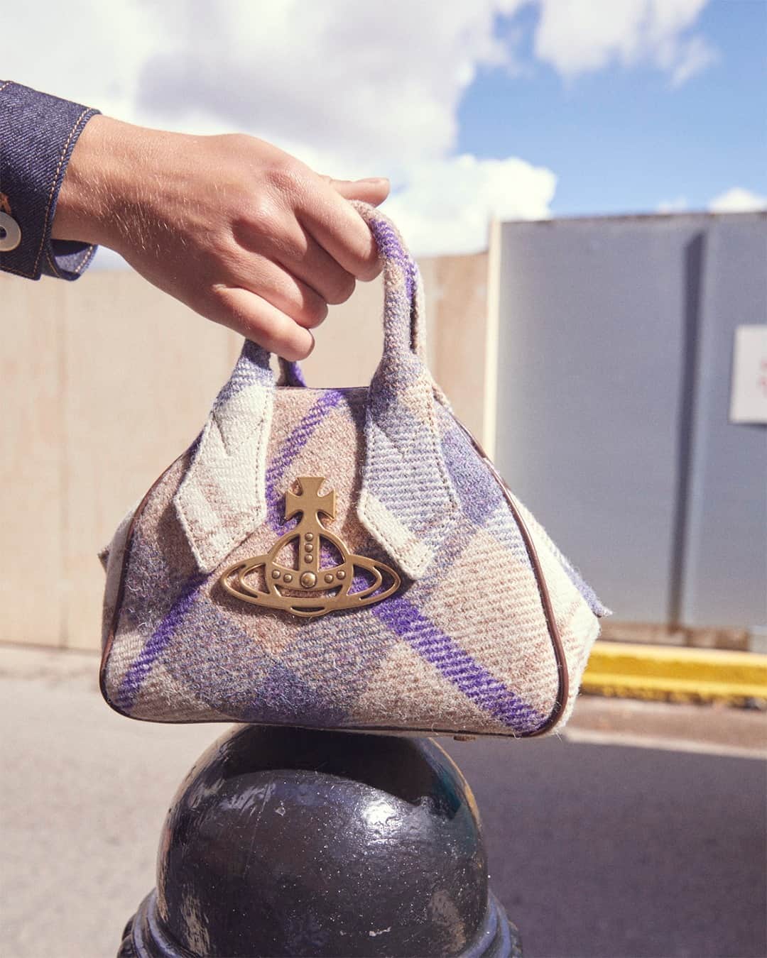 のインスタグラム：「Crafted with Harris Tweed wool in a purple tartan, Vivienne's Harris Small Yasmine Bag is the perfect winter accessory, Highlighted with soft brown trimming and piping, this structured bag sees the oversized brass coloured line Orb studded onto the front panel for an elegant finish. #VWAW20 #WestwoodBags」