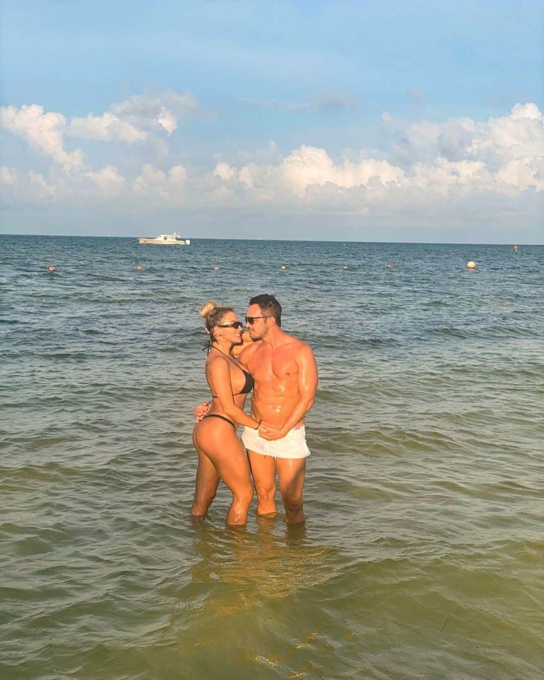 アレッサンドロ・ローザ・ヴィエイラのインスタグラム：「#TBT Com minha princesa 👸🏼 @lilifariav 👸🏼- 🏝 ☀️ 👙 🩲- Te amo ❤️」