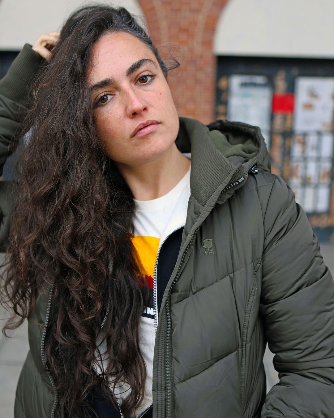 ブルックリンインダストリーズのインスタグラム：「Tess is layered up in the Skyline Logo T-Shirt, Water Tower Sherpa Hoodie and our Fjord Women's down coat.   #brooklynindustries #liveworkcreate #womensfashion」