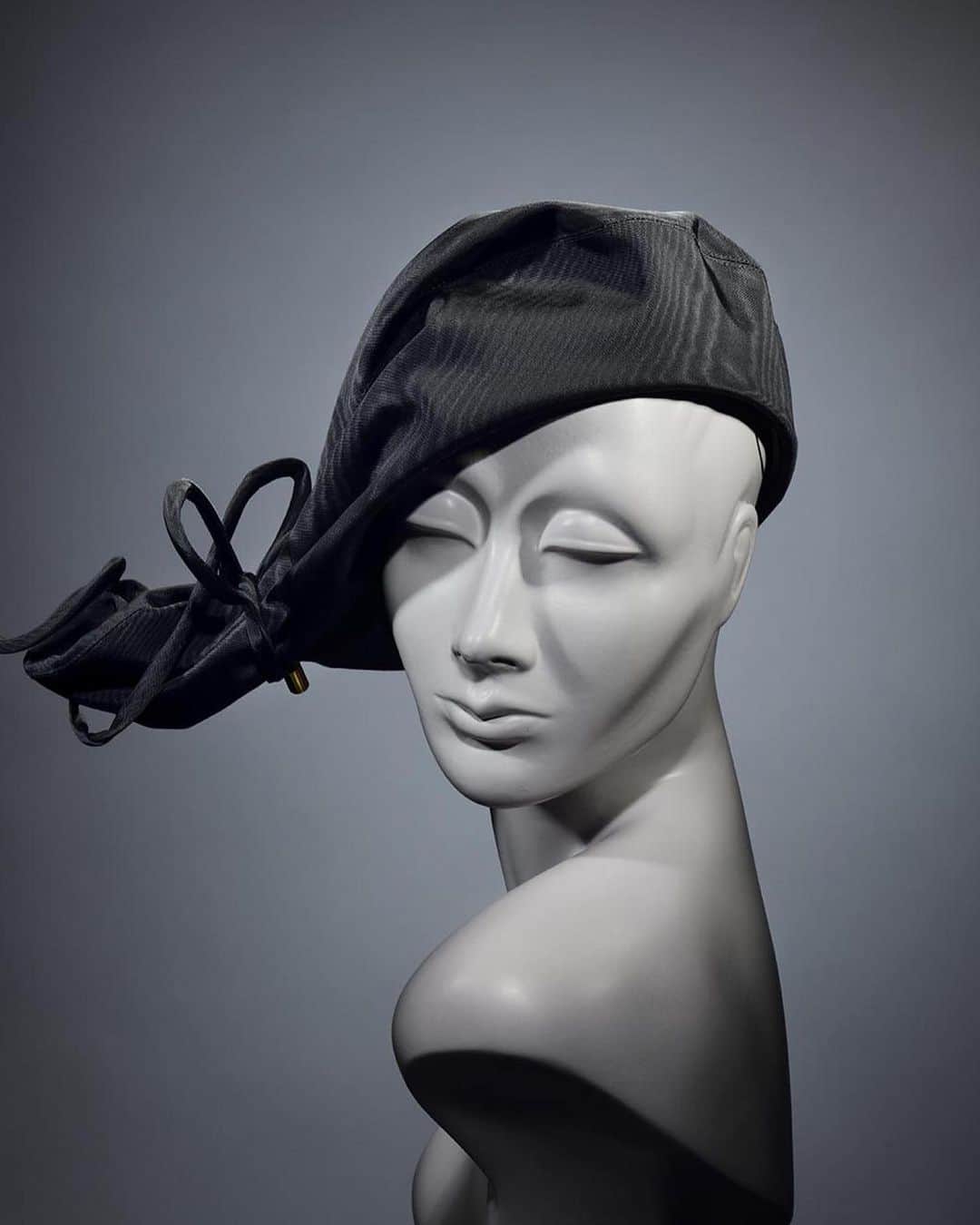 スティーブンジョーンズさんのインスタグラム写真 - (スティーブンジョーンズInstagram)「‘It’s about time’. Winter 20 model millinery collection. ‘Past or Present’, an asymmetric beret in silk moiré . #moire #hautecouture #hautemode #handmade #london」10月30日 0時04分 - stephenjonesmillinery