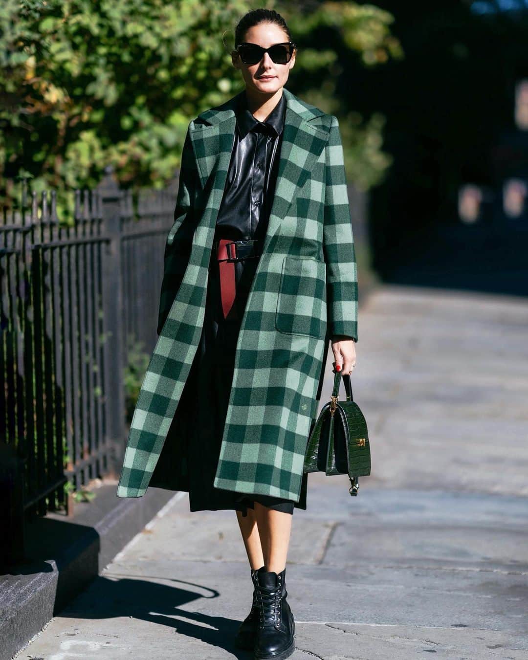 オリヴィア・パレルモのインスタグラム：「Check please! ✅ ⁣ ⁣ It’s the last week of October, the temperature has dropped, and optimal coat season has begun🧥  A few of my favorite coats for Fall 2020 now live in our Ultimate Fall Coat Guide at the link in bio!」