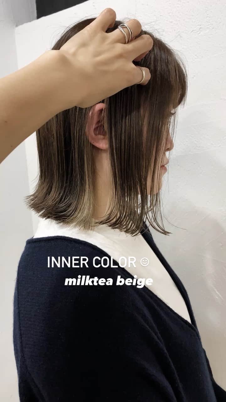Ramie 山下未紗のインスタグラム：「_ インナーカラーをいれて もっとボブを楽しむ！ もっとボブを楽しめる！ . やはり　#ベージュカラー  は 映えるし可愛い！！ .  2回目以降のお客様にもご来店しやすいように 【2回目以降もご利用可能な割引クーポン】 をご用意させて頂いております^ ^✨ . HOTPEPPERのページにて ご確認下さいませ✨ . 毎日のお仕事や家事、子育てで忙しい女性にも 楽にお洒落を楽しんでもらえるような ヘアスタイルを提案させて頂きます🕊🍃 . 同じ女性だからこそ、 皆さんのライフスタイルを理解し、 長い間寄り添っていける関係を 造っていけたらと思ってます☺︎ . ご予約はTOP又はDMより！ もちろん、DMからのご相談もお待ちしております！ . 【衛生ガイドライン】 ・出勤スタッフの削減 ・出勤前の体温チェック、 　こまめな手洗い消毒とうがい ・スタッフ全員のマスク着用 ・窓の開放による換気と、 　高性能空気清浄機の設置 ・セット面の間隔、 　お客様同士の間隔を広く ・お客様毎の席の消毒 （滞在時間はお客様専用の席とします) . 【以下に該当するお客様のご来店をお控え下さい】 ・感染者、及び感染の疑いがある方 ・体温が37.5度以上ある方 ・だるさ（倦怠感）や息苦しさ（呼吸困難）がある方 ・咳が頻繁に出る方 ・感染濃厚接触者と思われる方 ・１４日以内海外渡航歴がある方  １日も早く平凡な日々が訪れるますように。 皆様のご健康を心よりお祈り申し上げます。  場所： KILLA(旧RODGE)  東京都渋谷区神宮前6-18-14 JS神宮前プロパティ４F TEL：03-6712-6360  #ボブ#ミニボブ#切りっぱなしボブ#大人ボブ#ショート#ショートボブ#ハンサムショート#丸みショートバッサリカット#透明感カラー#外国人風カラー#ブリーチなし#アディクシーカラー#イルミナカラー#グレージュ#極細ハイライト#ミルクティーベージュ#ベージュカラー#ブロンドヘアー#髪質改善トリートメント#ミルクティーベージュ#インナーカラー#ginza#giselle#fudge#cluel#ar」