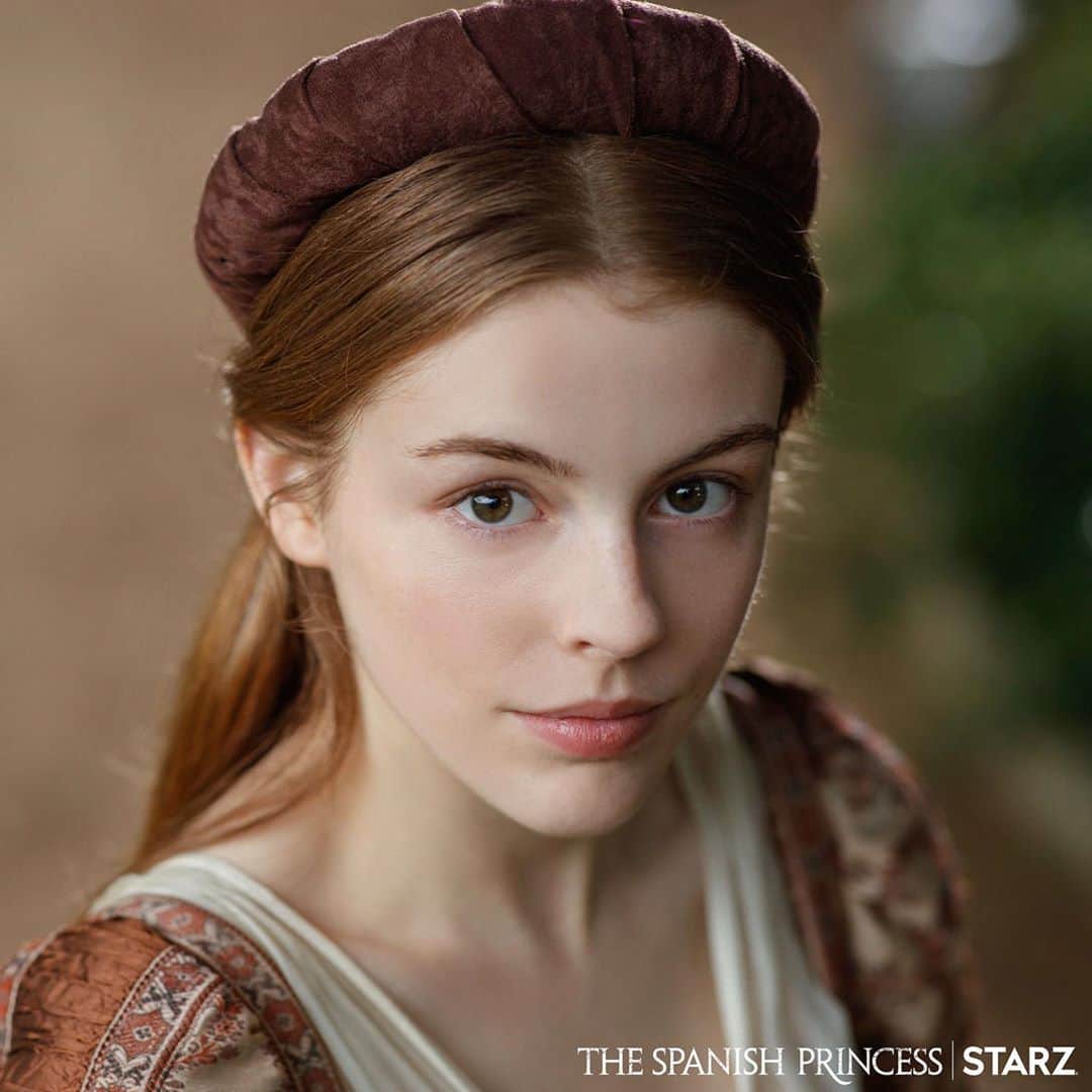 Amelia Gethingのインスタグラム：「Ursula and Maggie 💛   Getting to work alongside such talented actors, whom I’m in awe of, was such a dream! :)  Watch episode 3 of #thespanishprincess now 🇪🇸」