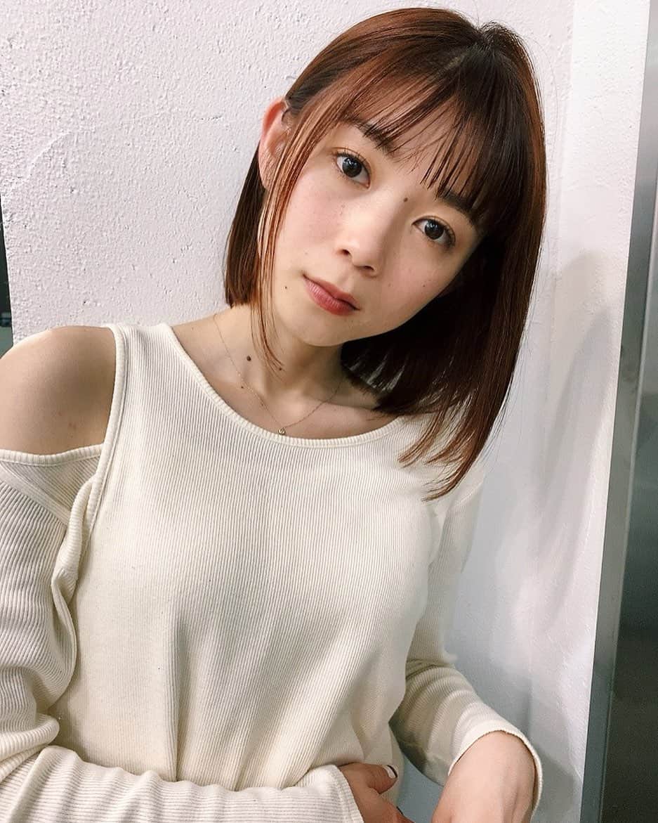 Ramie 山下未紗のインスタグラム：「_ ✨オススメクーポン✨ 《ご新規様》 カット + イルミナカラー +3stepトリートメント ＝ ¥19250 → ¥11000 . 《２回目以後のお客様》 合計金額より20％ OFF . 《3回目以後のお客様》 合計金額より10%又は15%OFF . 女性の髪は、品と艶が大切☺️ ストレートスタイルだからこそ見える 自分らしさ、あなたらしさ。 . あなたに似合うヘアスタイル 一緒に探します♩ お気軽にご相談下さい😋✨ .  2回目以降のお客様にもご来店しやすいように 【2回目以降もご利用可能な割引クーポン】 をご用意させて頂いております^ ^✨ . HOTPEPPERのページにて ご確認下さいませ✨ . 毎日のお仕事や家事、子育てで忙しい女性にも 楽にお洒落を楽しんでもらえるような ヘアスタイルを提案させて頂きます🕊🍃 . 同じ女性だからこそ、 皆さんのライフスタイルを理解し、 長い間寄り添っていける関係を 造っていけたらと思ってます☺︎ . ご予約はTOP又はDMより！ もちろん、DMからのご相談もお待ちしております！ . 【衛生ガイドライン】 ・出勤スタッフの削減 ・出勤前の体温チェック、 　こまめな手洗い消毒とうがい ・スタッフ全員のマスク着用 ・窓の開放による換気と、 　高性能空気清浄機の設置 ・セット面の間隔、 　お客様同士の間隔を広く ・お客様毎の席の消毒 （滞在時間はお客様専用の席とします) . 【以下に該当するお客様のご来店をお控え下さい】 ・感染者、及び感染の疑いがある方 ・体温が37.5度以上ある方 ・だるさ（倦怠感）や息苦しさ（呼吸困難）がある方 ・咳が頻繁に出る方 ・感染濃厚接触者と思われる方 ・１４日以内海外渡航歴がある方  １日も早く平凡な日々が訪れるますように。 皆様のご健康を心よりお祈り申し上げます。  場所： KILLA(旧RODGE)  東京都渋谷区神宮前6-18-14 JS神宮前プロパティ４F TEL：03-6712-6360  #ボブ#ミニボブ#切りっぱなしボブ#大人ボブ#ショート#ショートボブ#ハンサムショート#丸みショートバッサリカット#透明感カラー#外国人風カラー#ブリーチなし#アディクシーカラー#イルミナカラー#グレージュ#極細ハイライト#ミルクティーベージュ#ベージュカラー#ブロンドヘアー#髪質改善トリートメント#ginza#giselle#fudge#cluel#ar」