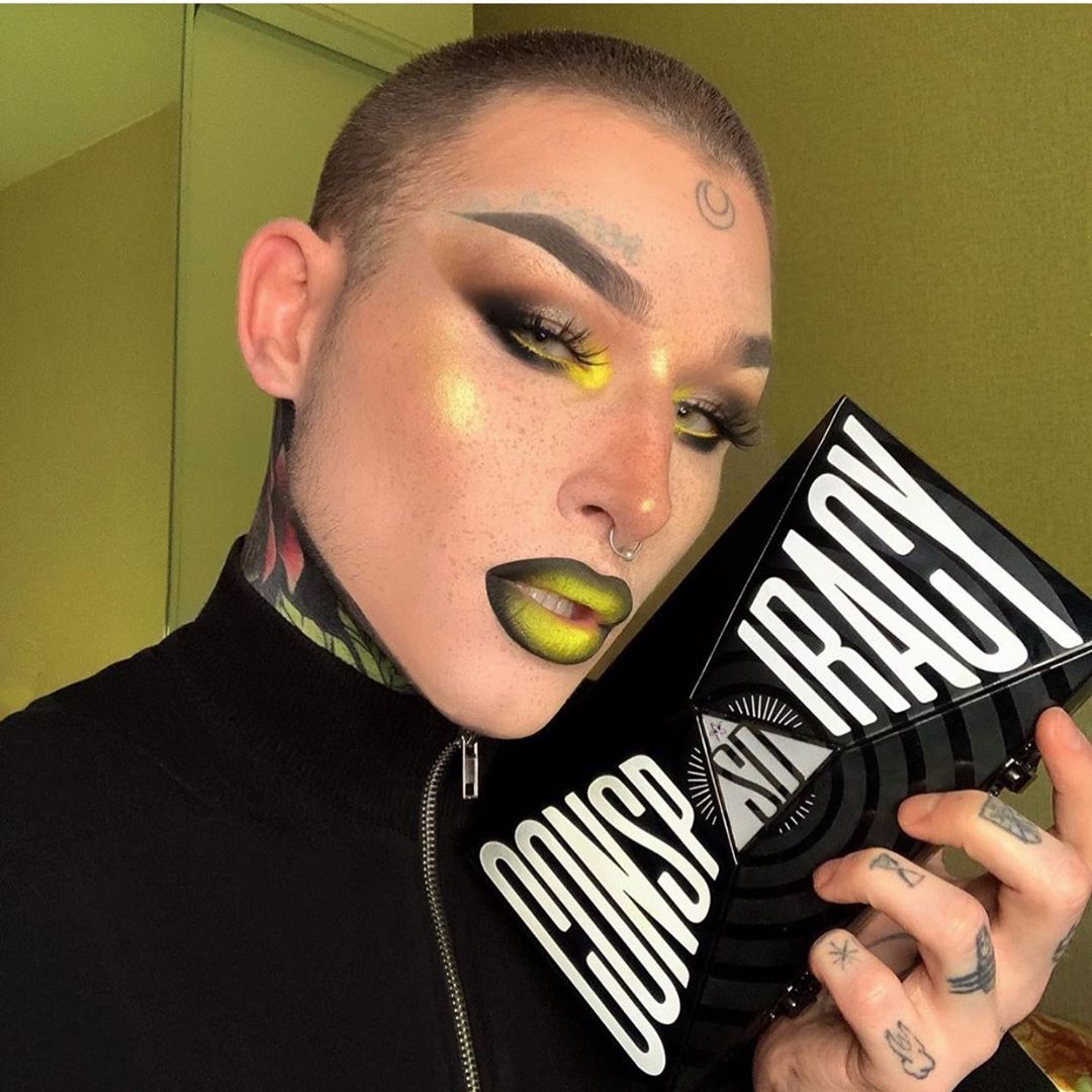 Jeffree Star Cosmeticsさんのインスタグラム写真 - (Jeffree Star CosmeticsInstagram)「BLENDED & BEAUTIFUL ♠️ Our makeup wizard @makeevmua created this stunning look w. the #Conspiracy palette 💚 Also wearing #SupremeFrost shade ‘Money Honey’   #jeffreestarcosmetics #conspiracypalette」10月30日 0時16分 - jeffreestarcosmetics