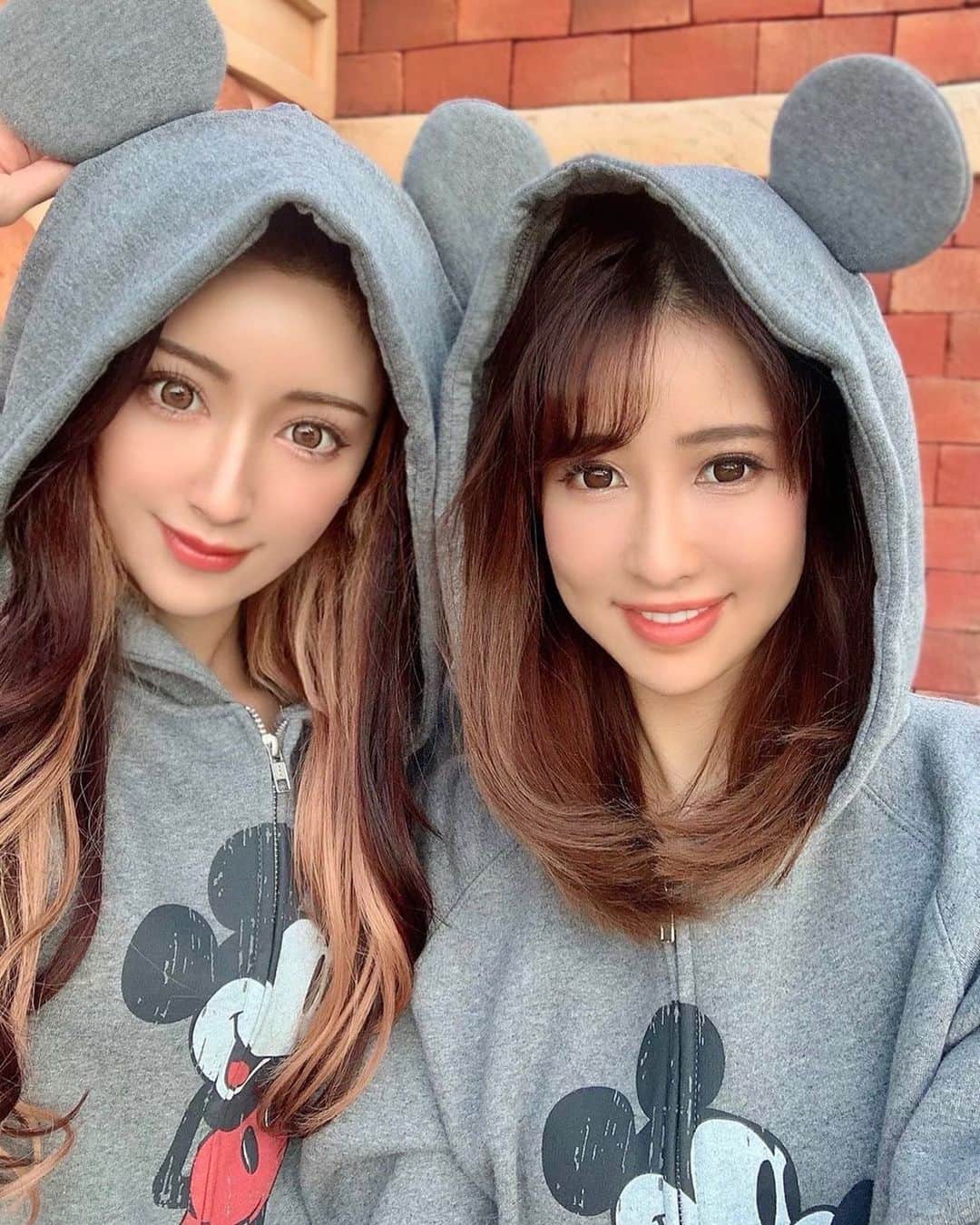青木りえさんのインスタグラム写真 青木りえinstagram Tokyodisneyresort Official ディズニーの思い出 Misakiairi 美咲ちゃんと フードを被ってみた 姪っ子にお土産も買えたし満足 Tokyodisneyland Disney ディズニー 東京