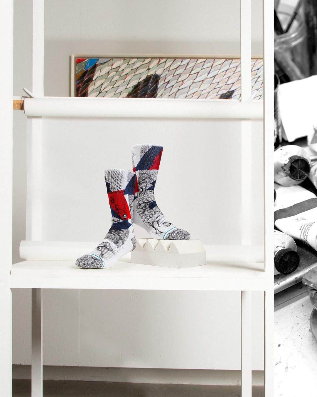 のインスタグラム：「Perspective Respective... Stance has teamed up with artist @1451 Ishi Glinsky.  Ishi works with Intertribal inspiration, artifacts and practices from his tribe the Tohono O’odham Nation. Ishi’s contemporary art brings forth unique techniques, and designs inspiring people in hopes to learn more about Indigenous history, tradition and cultures past and present. Stance has collaborated with Ishi on a collection of both casual and performance socks, and t-shirts. We sat down with Ishi to learn more about the artist’ process and vision for his collection...Link in bio. 🎨」