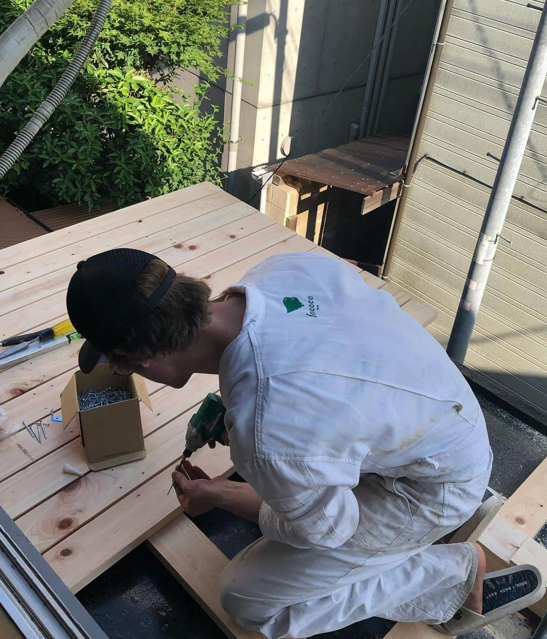 Anton Wormannさんのインスタグラム写真 - (Anton WormannInstagram)「おはようございます✌️ Great sunlight on my new balcony ☀️ First morning coffee here, priceless ❤️☕️ #DIY #Sangenjaya  #diyproject #BradderHq  #一戸建て　#リフォーム」10月30日 0時33分 - antonwormann