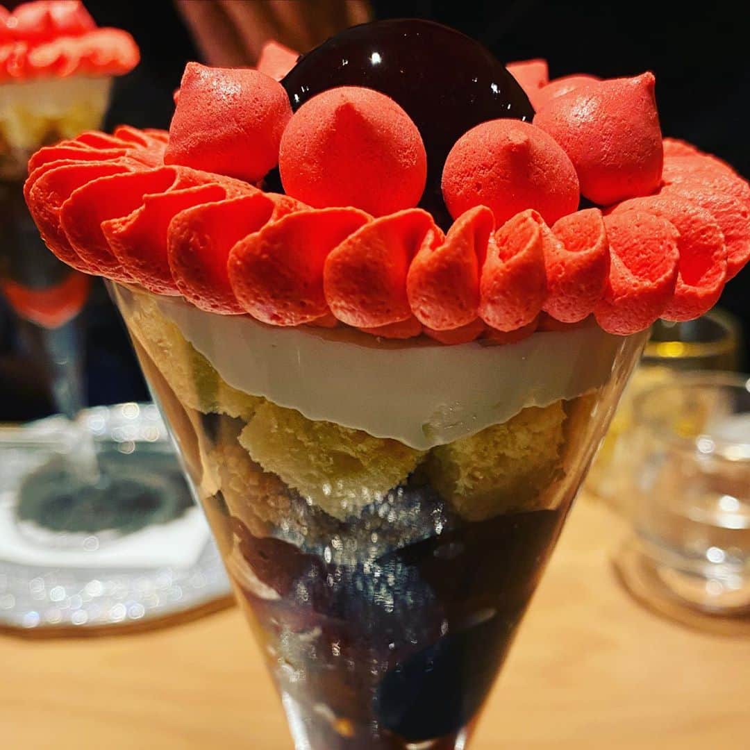谷本貴義のインスタグラム：「昨今はやりの夜パフェに♪ うまい。  #夜パフェ　#新宿　#perfaiteriabel」