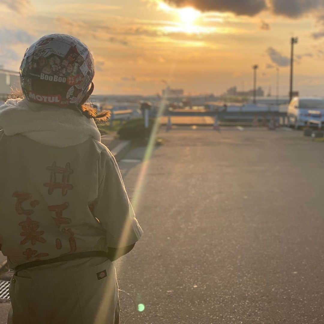 三上玲奈さんのインスタグラム写真 - (三上玲奈Instagram)「DAY20‼️  昨日北海道の札幌から苫小牧まで64キロのラン🚴‍♀️ 写真は苫小牧港で北海道にお別れをしていた時。  港は綺麗だ。  本日茨城県大洗港を降りてから茨城県土浦へ52キロほど進みました。  明日は東京渋谷でゴールです❣️  走らなきゃいけない毎日と明日でさよならです。  #チャリで来た #by渋谷　　#三上玲奈　#野田みはる　#北海道出身　#札幌出身　#チャリ旅　#自転車旅　#自転車　#クロスバイク　#クロスバイクカスタム　#自転車女子　#japan #bycicle #TOKYO → #HOKKAIDO #ワンストップ代行センター　#ツーリング　　#北海道　#コインランドリー　#札幌　#茨城　#大洗　#土浦」10月30日 0時30分 - reinamikami