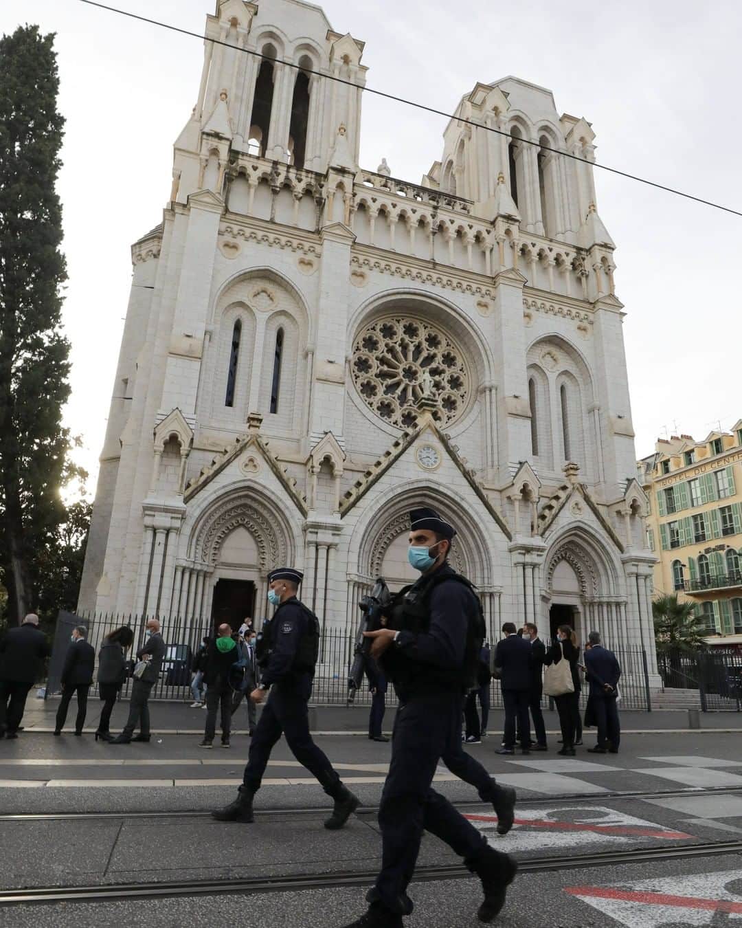 Primer Impactoさんのインスタグラム写真 - (Primer ImpactoInstagram)「Al menos tres muertos deja un ataque con arma blanca en una iglesia en #Francia.  Los hechos ocurrieron la mañana de este jueves en el exterior de una iglesia en la ciudad de #Niza, en el sur de ese país.  El presunto atacante fue detenido y la fiscalía antiterrorista ha abierto una investigación.  Más de esta noticia en el link de nuestra biografía.  #PrimerImpacto.」10月30日 0時31分 - primerimpacto