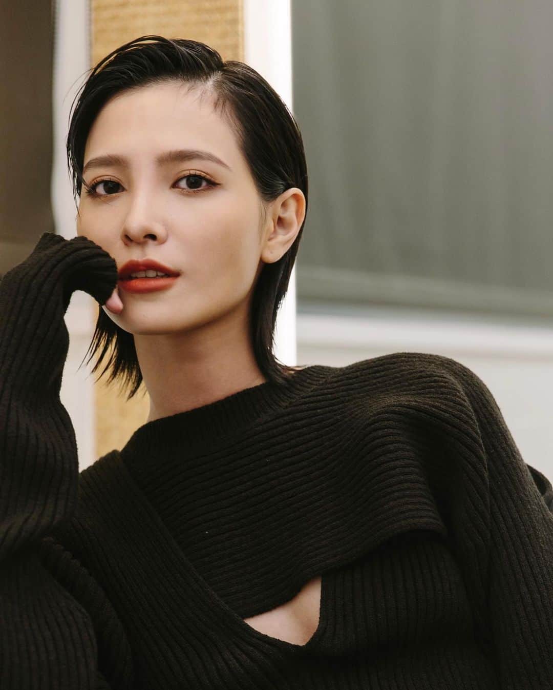 吳子霏（Ellen Wu）のインスタグラム：「Bottega Veneta🖤﻿ ﻿ Makeup @joyce698030 ﻿ Hair @zoom_jacobs @zoomhairstyling﻿ Photo @boa750818」