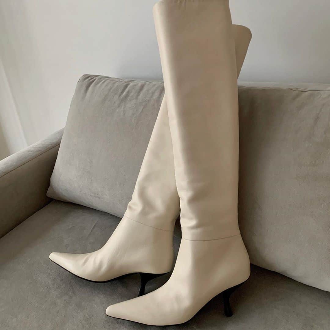 大塚良子のインスタグラム：「#kneehighboots @therow  @maisontherow  冬支度、久しぶりにニーハイブーツ。 この最中いつ履くのって思ったりもしたけど上品な白とローヒールに惹かれて❄️ #白のロングブーツなんて高校以来？笑　#安室ちゃん世代」