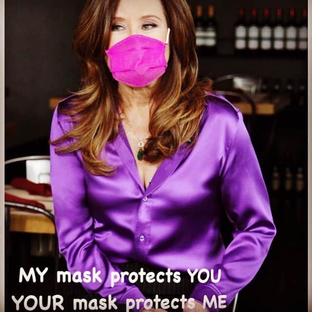 メアリー・マクドネルのインスタグラム：「and again VOTE VOTE VOTE in your fav mask ! feels sooo goood! no more mail in . Head to Drop box , vote center , in person . join the millions!!! if you know anyone who hasn’t voted yet , help them out!!! #vote2020」