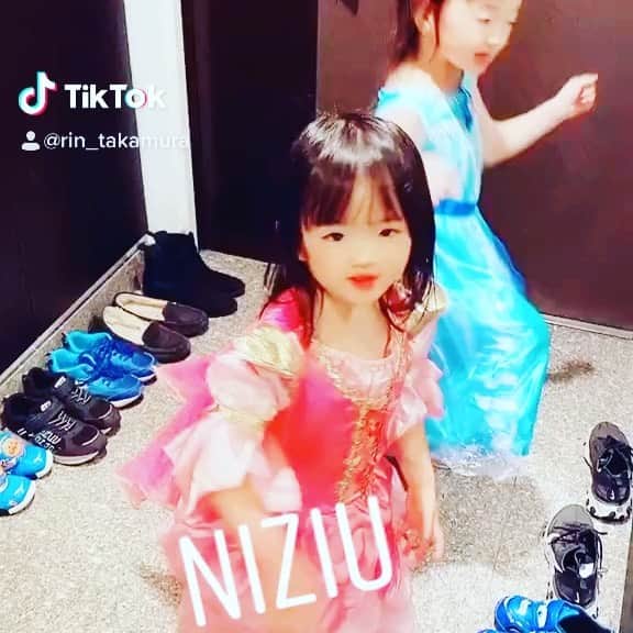 のインスタグラム：「ハロウィン🎃の服で踊る双子妹と三女さん😘 毎日ドレスで踊ってる〜😘  三女「ラプンツェルになりたいの！」  これはラプンツェルなのね🤗  #niziu #2歳ハロウィン #4歳ハロウィン #双子」