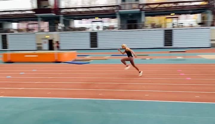 リーザ・マイヤーのインスタグラム：「Progress week by week 📈 ... & so happy to be able to do that again!!!   #sprint #sprintteamwetzlar #speed #training #stepbystep #trackandfield #lovemyjob」