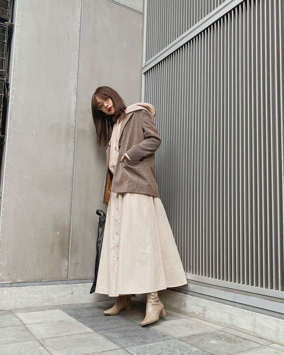 前田希美（まえのん）さんのインスタグラム写真 - (前田希美（まえのん）Instagram)「#のんの私服  この前クローゼットにあるお洋服のほとんどを 断捨離したのですっきりしました。  なんか気持ちもリフレッシュできるから おすすめします！  その残った アイテムで私服を組みました。 気付いたら全身N WITH.。  ジャケットはset upのブラウンで、 パーカーとワンピースは新作です。  このコーデ可愛すぎて 本当にお気に入り。  ぜひコーデで真似っ子してくださいね🧸  (横にスライドしていくと、 どんどん脱いでます。笑)  このワンピの上に、 ニット着たりもしたいなぁ。  もうお洋服お部屋にほとんどなくなったから 着回し生活に慣れようっと。笑  メガネは大好きなしばさきちゃんのめがね～♡  #nwith #エヌウィズ #のんの私服  #fashion #秋コーデ」10月30日 0時42分 - maeda_nozomi