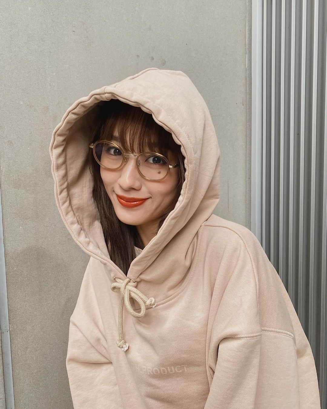 前田希美（まえのん）さんのインスタグラム写真 - (前田希美（まえのん）Instagram)「#のんの私服  この前クローゼットにあるお洋服のほとんどを 断捨離したのですっきりしました。  なんか気持ちもリフレッシュできるから おすすめします！  その残った アイテムで私服を組みました。 気付いたら全身N WITH.。  ジャケットはset upのブラウンで、 パーカーとワンピースは新作です。  このコーデ可愛すぎて 本当にお気に入り。  ぜひコーデで真似っ子してくださいね🧸  (横にスライドしていくと、 どんどん脱いでます。笑)  このワンピの上に、 ニット着たりもしたいなぁ。  もうお洋服お部屋にほとんどなくなったから 着回し生活に慣れようっと。笑  メガネは大好きなしばさきちゃんのめがね～♡  #nwith #エヌウィズ #のんの私服  #fashion #秋コーデ」10月30日 0時42分 - maeda_nozomi