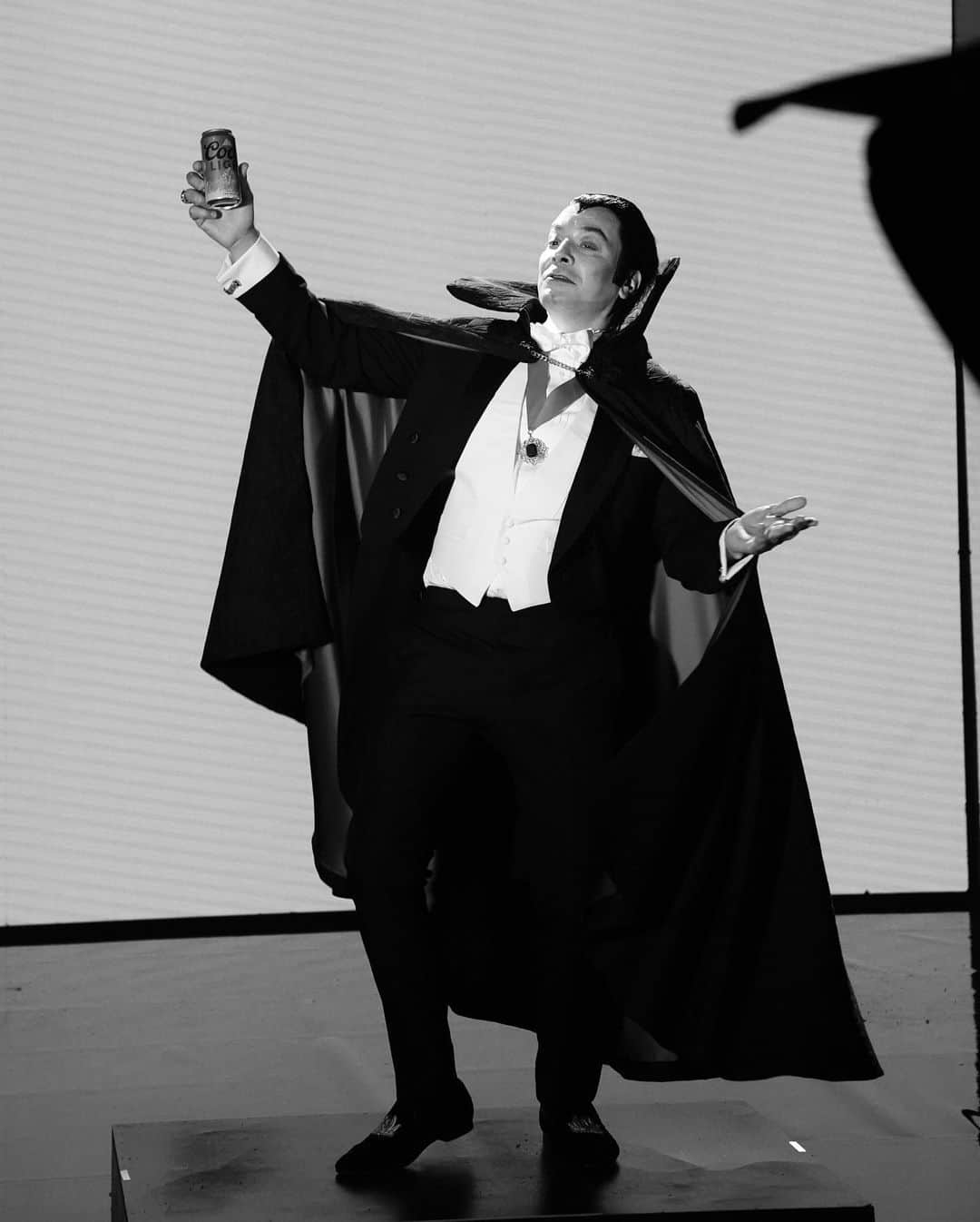 ジミー・ファロンさんのインスタグラム写真 - (ジミー・ファロンInstagram)「Dracula says... BYOB 🧛🏼🍻」10月30日 0時48分 - jimmyfallon