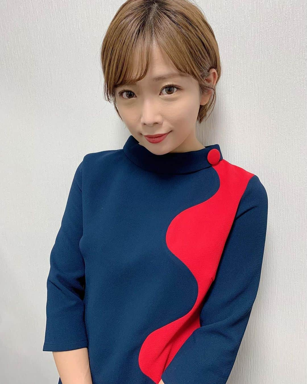 紗倉まなさんのインスタグラム写真 - (紗倉まなInstagram)「久しぶりの投稿です。相変わらず毎日鬼滅を観て毎日鬼滅のことを考えてます。これは恋です。もはや恋以上です。  仕事はしたくないけど、いざ仕事の時間が始まると楽しいです。家で仕事をするときは、道草を食い続けて何も収穫がないまま帰る(つまり原稿を読まない)ような惨状に参っています。  今日はアベプラでした。ご覧いただいた皆様、ありがとうございました！  それにしても最近全然写真を撮ってない...フォルダに何も無い…。  己の顔を見ても気持ちが高揚しないので、私は私に飽きたのだと思います。  #アベプラ #AbemaPrime」10月30日 0時51分 - sakuramanateee