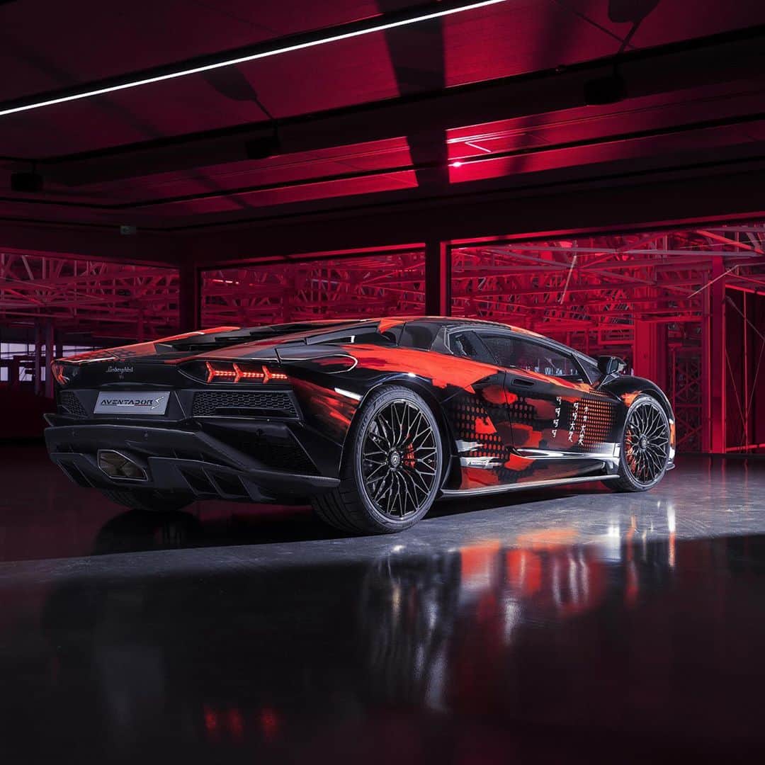 HYPEBEASTさんのインスタグラム写真 - (HYPEBEASTInstagram)「@hypebeastcarclub: @yohjiyamamotoofficial has now introduced his collaborative @lamborghini, coinciding with the Italian automaker’s new Japanese experiential retail outpost, THE LOUNGE TOKYO. Alongside the Japanese designers’ elevated Aventador S, the duo have prepped a special capsule collection to mark the occasion. The supercar features a streaked red and black wrap across the entire body, accented by stylized Katakana and Kanji text in contrasting white. The interior is, of course, black, but it’s also surprisingly loud, with plush suede bolstered by embroidered text and more hits of red. Click the link in bio for more info.⁠⠀ Photo: Lamborghini」10月30日 0時53分 - hypebeast