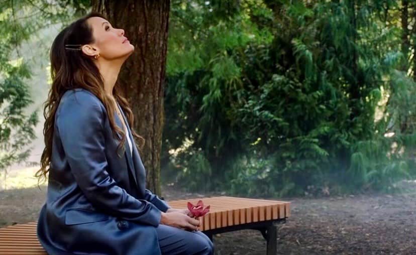 のインスタグラム：「He loves me, he loves me not... 🌺 See you guys tonight on #Supernatural!  Tweet with me during the west coast broadcast.  * * * #spnfamily #unity #chuck #amara #supernaturalseason15」