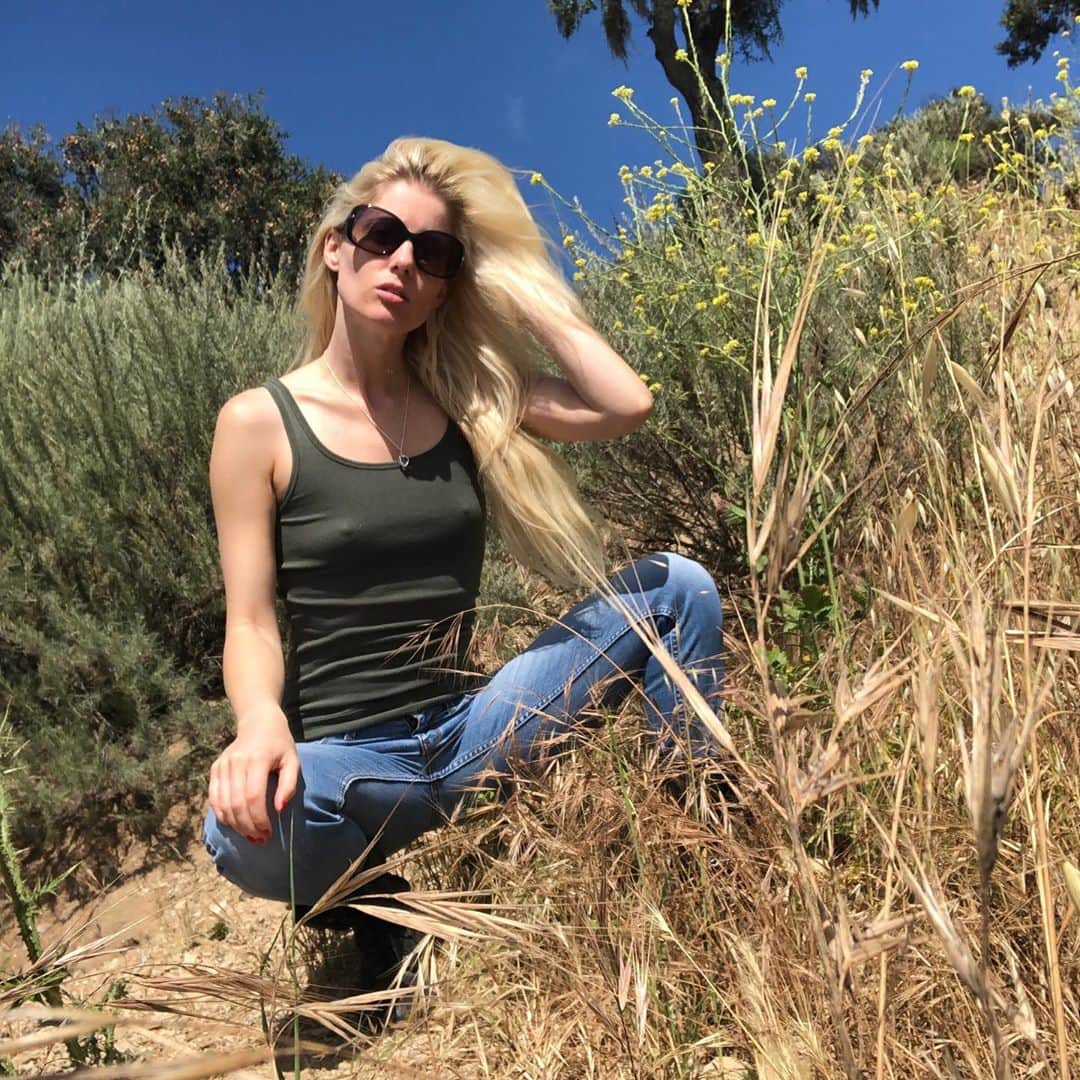 のインスタグラム：「Nothing compares to being in nature 🍂🍁🍃🌳☀️💕 #CharlotteStokely」