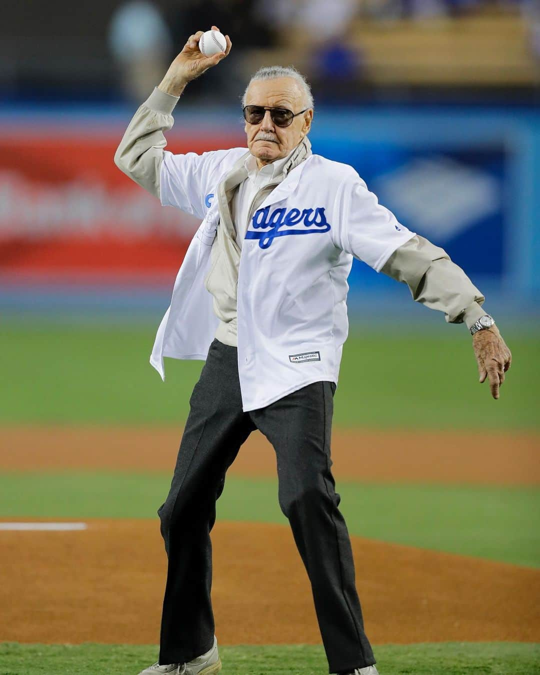 スタン・リーさんのインスタグラム写真 - (スタン・リーInstagram)「A literal throw(back) in honor of the @dodgers’ World Series win this week: Stan Lee throwing out the first ⚾️ for the LA Dodgers back in 2016. #tbt #StanLee」10月30日 0時56分 - therealstanlee