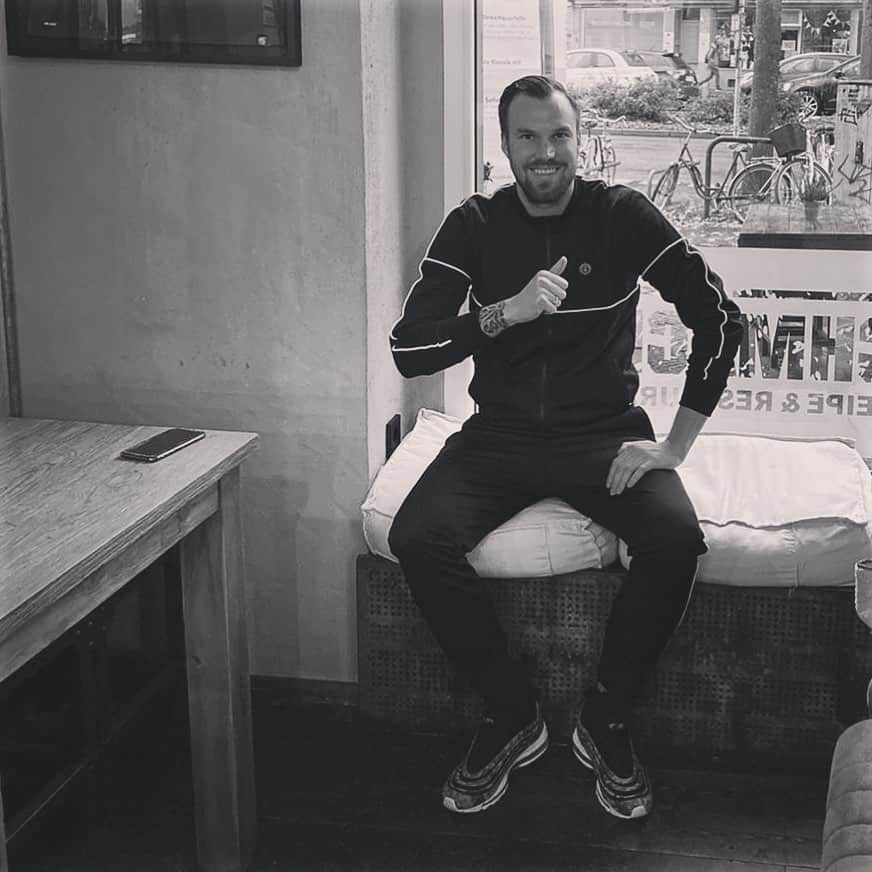 ケヴィン・グロスクロイツのインスタグラム：「Wir werden stabil bleiben 🤜🏻🤛🏻  Danke an alle Freunde, den Ultras, den Fans aus nah und fern, der ganzen Stadt Dortmund, die Familie, allen Mitarbeitern und mein Geschäftspartner/ Freund @reinecke_nippel 💯 Wir alle werden es gemeinsam packen 🤜🏻🤛🏻 Bleibt gesund, Fische 🙏💯 #danke #zusammhalt #daszeichnetdortmundaus #heimat #nurgemeinsam #fische #isso @mit_schmackes_dortmund」