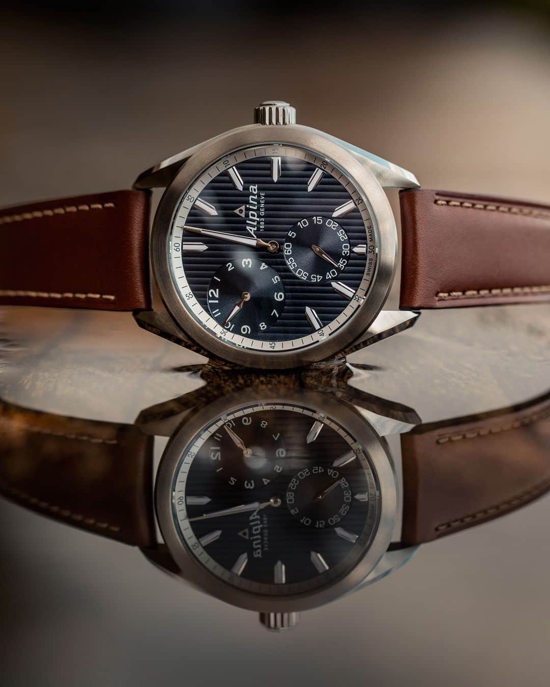 のインスタグラム：「Fifteen years after its first appearance, the #AlpinerRegulatorAutomatic is making a big comeback. The case has been profoundly modified, returning to the simplicity of the circle.  #AlpinaWatches #ReachYourSummit  Check out our bio to learn more about our Alpiner Regulator Automatic.」