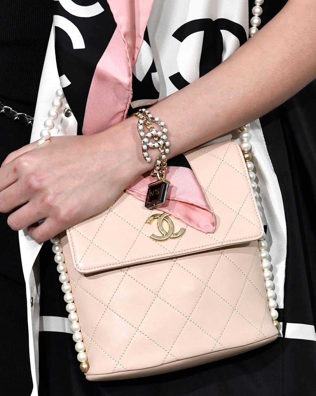 Fashion Weekのインスタグラム：「Pearls of perfection 💓 Accessorizing on the @chanelofficial #PFW runway. Photo by @gettyimages」