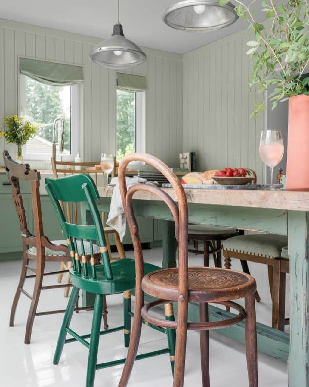 HGTVさんのインスタグラム写真 - (HGTVInstagram)「We love a good upcycle, and HGTV Urban Oasis 2020 has so many antique and vintage pieces! 😍 Designer Brian Patrick Flynn (@bpatrickflynn) brought historical style and timeless elegance with his upcycled and salvaged furniture choices. 👏 From the patio potting bench to the studio plant stands, every room has a vintage touch. ✨ Which upcycling project is your fave? You can see them all at the link in our profile. 🔝 🏡⁠⠀ ⁠⠀ #HGTVUrbanOasis」10月30日 1時04分 - hgtv
