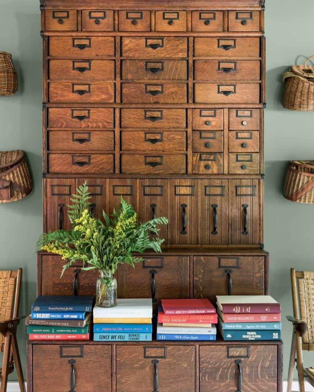 HGTVさんのインスタグラム写真 - (HGTVInstagram)「We love a good upcycle, and HGTV Urban Oasis 2020 has so many antique and vintage pieces! 😍 Designer Brian Patrick Flynn (@bpatrickflynn) brought historical style and timeless elegance with his upcycled and salvaged furniture choices. 👏 From the patio potting bench to the studio plant stands, every room has a vintage touch. ✨ Which upcycling project is your fave? You can see them all at the link in our profile. 🔝 🏡⁠⠀ ⁠⠀ #HGTVUrbanOasis」10月30日 1時04分 - hgtv