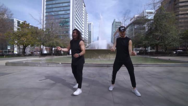 クラウディオ・リースのインスタグラム：「Este vídeo tiene muchas visitas en días de walowin!! (Halloween)  Recordando un gran trabajo junto a mi amigo @lagospato !!   Búscalo en mi canal de YouTube  #rabeinthegrave @aronchupa   RAVE IN THE GRAVE   Trabajo de @diegogre.cl  #salsation #klaudioreies」