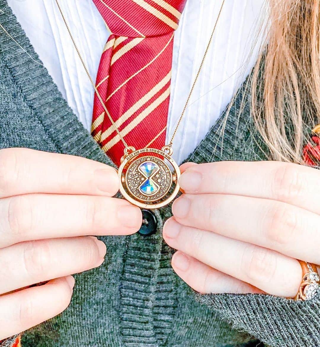 のインスタグラム：「Travel back in time with the best-selling @harrypotterfilm Time Turner Necklace⏳✨ • #repost: @justasunshinestateofmind」