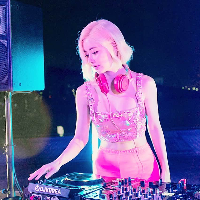 Dj Sodaのインスタグラム：「주말에 할로윈이라고 나가지 말고 방구석에서 나랑 안전하게 놀장~💖토요일 밤 9시 반에 #월디페 유튜브에서 만나용!!😻 Will you join a safe, exciting online party with me instead of going out for Halloween?🎃 I'll be performing at UNTACT #WorldDJFestival from 21:30-22:10 on October 31st!!💘 Are you all ready to join this online show? 😻❤ 🖥 LIVE STREAMING LINK  (무료 생방송 중계채널) • http://www.youtube.com/WorldDJFestival 🌍 SET TIME OCT 31 21:30 PM - 22:10 PM (KST) OCT 31 01:30 PM - 02:10 PM (CET) OCT 31 05:30 AM - 06:10 AM (PDT)」