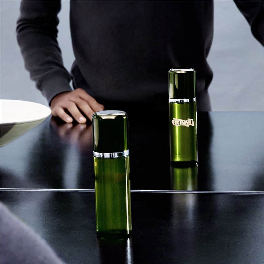 ドゥラメールのインスタグラム：「Looking for an energizing way to wake up? Whip skin back into shape with a splash of The Treatment Lotion that kicks your grooming regimen into gear.」