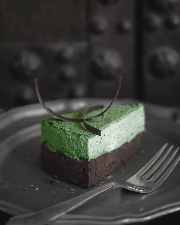 Matchæologist®さんのインスタグラム写真 - (Matchæologist®Instagram)「Enjoy life and eat #Matcha #Chocolate #Cake! 😋 Raise your hand if you’d like a piece of this mouthwatering #MatchaCreation captured by @hungryrabbitnyc!  . This flourless chocolate cake paired with a silky smooth 🌿 matcha + white chocolate 🍫 mousse makes a perfect combination for a drool-worthy dessert! 🍰 . Our Midori™ is the perfect matcha grade for use in any premium matcha dessert recipes that require a beautiful green colour and the flavour intensity that shines through other ingredients. 🍵💚 . 👉 Click the link in our bio @Matchaeologist to find out more about our premium-quality matcha! 🍵 . Matchæologist® #Matchaeologist Matchaeologist.com」10月30日 1時14分 - matchaeologist