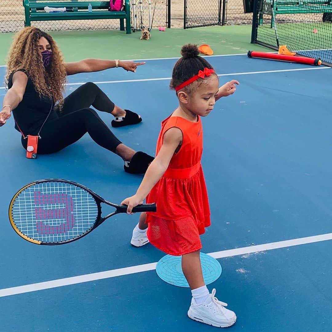 WTA（女子テニス協会）さんのインスタグラム写真 - (WTA（女子テニス協会）Instagram)「Like mother, like daughter 🤩 #Repost @serenawilliams ・・・ The adventures of Serena and Olympia continue @olympiaohanian @christopherchip @nikecourt」10月30日 1時14分 - wta