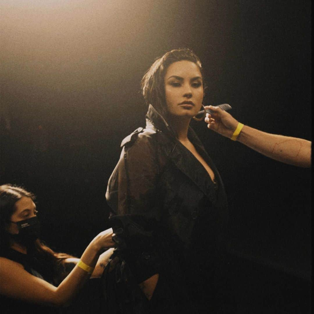 ポール・ノートンさんのインスタグラム写真 - (ポール・ノートンInstagram)「@ddlovato bts #commanderinchief video shot by @angelokritikos #cameo by @Siena on #styling Me @leobypaulnorton on hair and @rokaelbeauty on #makeup」10月30日 1時21分 - paulnortonhair