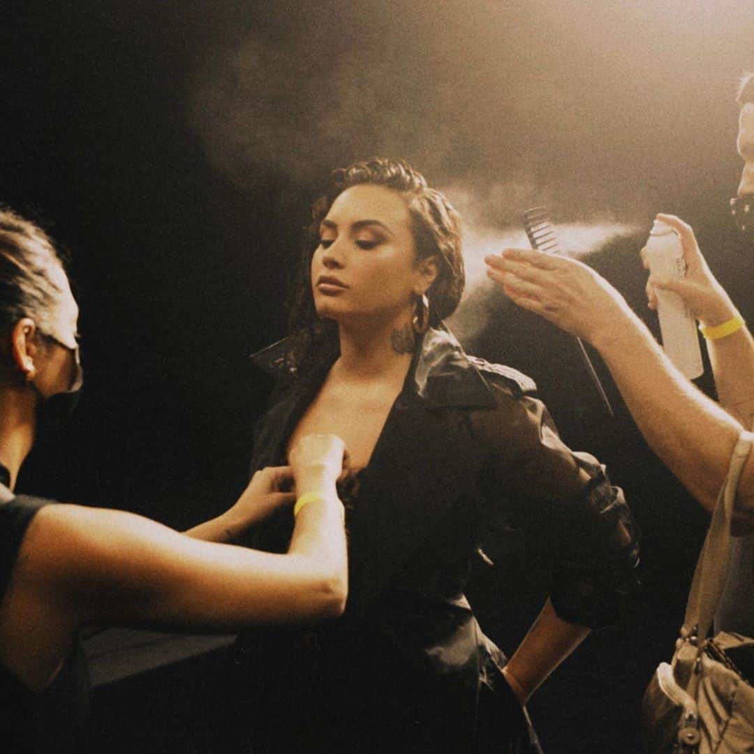 ポール・ノートンさんのインスタグラム写真 - (ポール・ノートンInstagram)「@ddlovato bts #commanderinchief video shot by @angelokritikos #cameo by @Siena on #styling Me @leobypaulnorton on hair and @rokaelbeauty on #makeup」10月30日 1時21分 - paulnortonhair