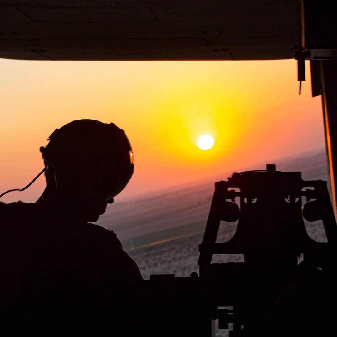 アメリカ海兵隊さんのインスタグラム写真 - (アメリカ海兵隊Instagram)「Sound Liberty  Cpl. Caleb Kirkpatrick, @2nd_maw, observes a training area from an MV-22B Osprey during a nighttime tail gunnery range certification as part of the Weapons and Tactics Instructor course in Yodaville, Arizona.  The seven-week course standardizes advanced tactical training and certifies unit instructor qualifications to support Marine aviation training and readiness. (U.S. Marine Corps photo by Cpl. Juan Dominguez)  #USMC #Marines #Military #Aviation」10月30日 1時22分 - marines