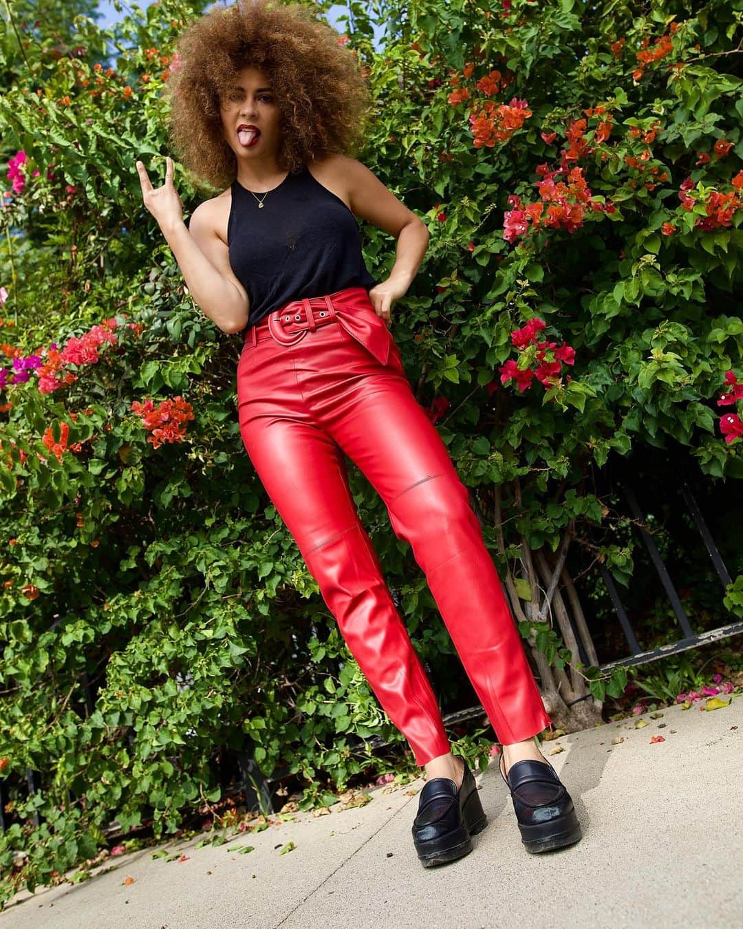 ヤスミン・アル＝マスリーのインスタグラム：「So much to give a fuck about and so much not to !🤟🏽💋 📸 @divya_jyoti thank u for making my legs so tall !」