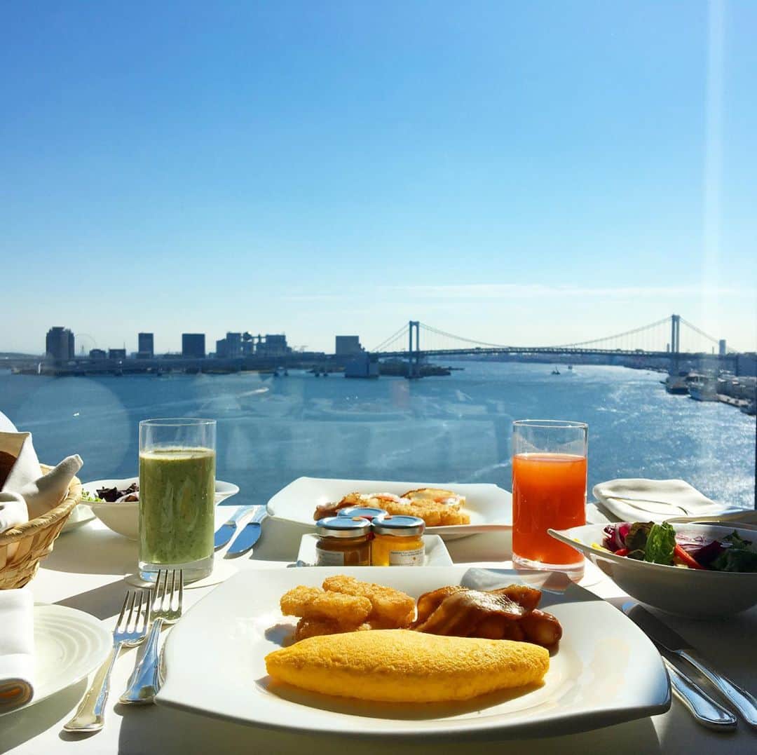 InterContinental Tokyo Bayさんのインスタグラム写真 - (InterContinental Tokyo BayInstagram)「. ルームサービスで、朝食はいかがでしょうか🍹🍳 . 🥚卵料理は、オムレツ、目玉焼き、スクランブルエッグの中からお選びいただけ、ジュースも数種類からチョイスが可能です🥤 . 水辺の景色を眺めながら、ゆったりとリラックスステイしませんか？  #intercontinentaltokyobay  #intercontinentaltokyobay  #インターコンチネンタル東京ベイ  #ホテルインターコンチネンタル東京ベイ  #朝食　#breakfast  #オムレツ #目玉焼き #スクランブルエッグ  #フレッシュジュース #ジュース  #デニッシュ #サラダ」10月30日 1時26分 - intercontitokyobay